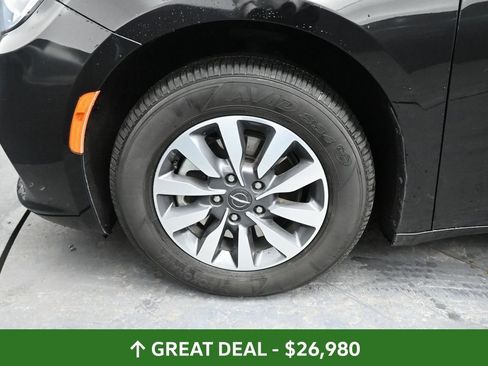 Used 2024 Chrysler Pacifica Select image 15