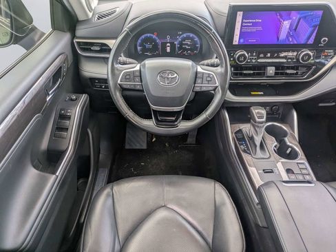 Used 2023 Toyota Highlander Limited FWD image 17