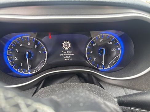 Used 2021 Chrysler Pacifica Touring-L w/ Premium & Safety Sphere Group image 10