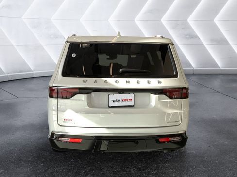 Used 2023 Jeep Wagoneer L Series II AWD/4WD image 5