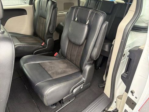 Used 2019 Dodge Grand Caravan SXT image 19
