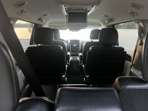 Used 2013 Chrysler Town & Country Touring FWD image 38