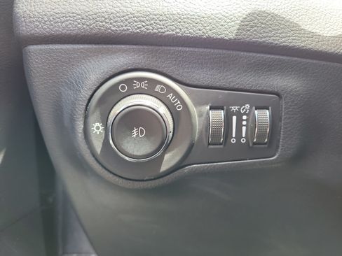 Used 2018 Jeep Compass Latitude FWD image 30