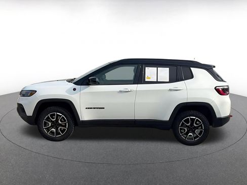 Used 2025 Jeep Compass Trailhawk AWD/4WD image 9