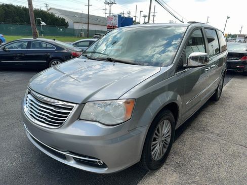 Used 2014 Chrysler Town & Country Touring-L w/ Driver Convenience Group FWD image 5