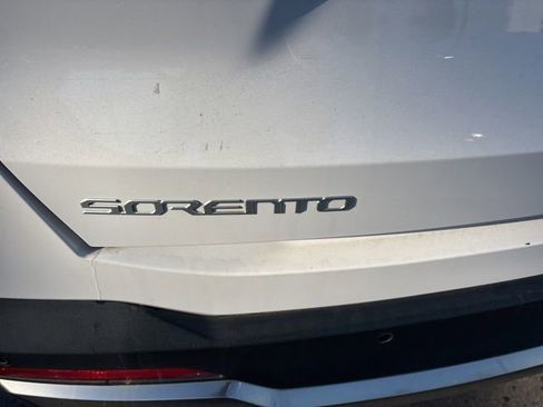 Used 2024 Kia Sorento S FWD image 16
