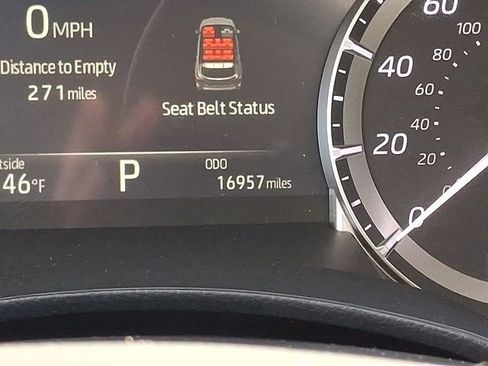 Used 2023 Toyota Highlander LE image 19