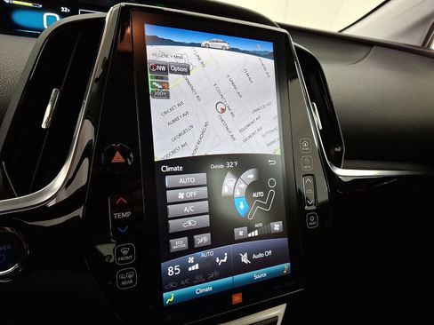 Used 2018 Toyota Prius Prime Advanced image 14