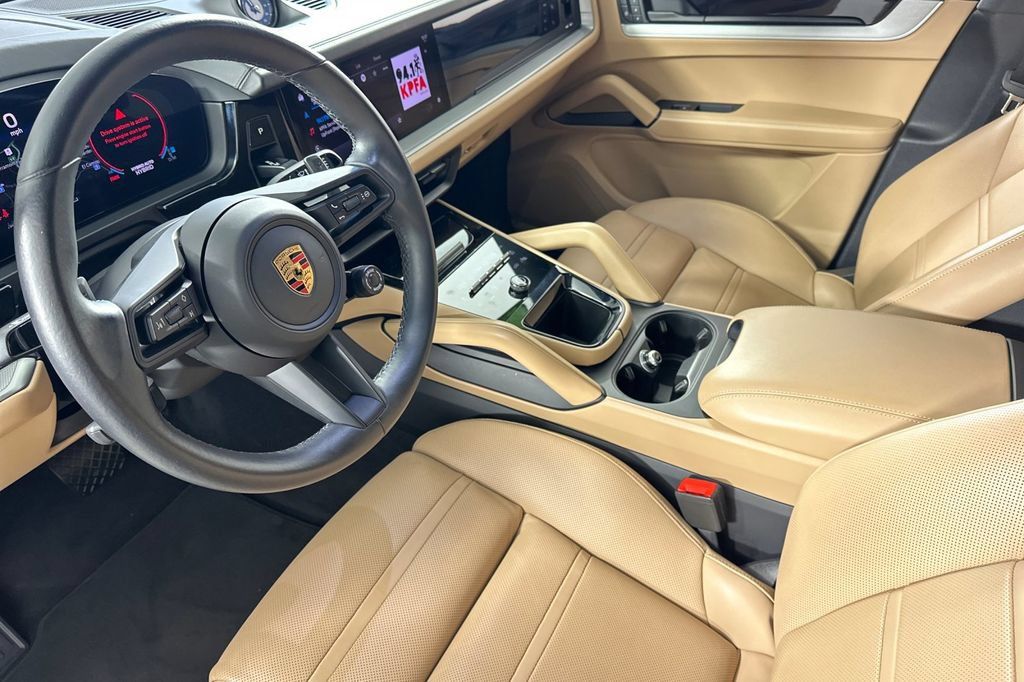 Used 2024 Porsche Cayenne Coupe AWD/4WD image 10