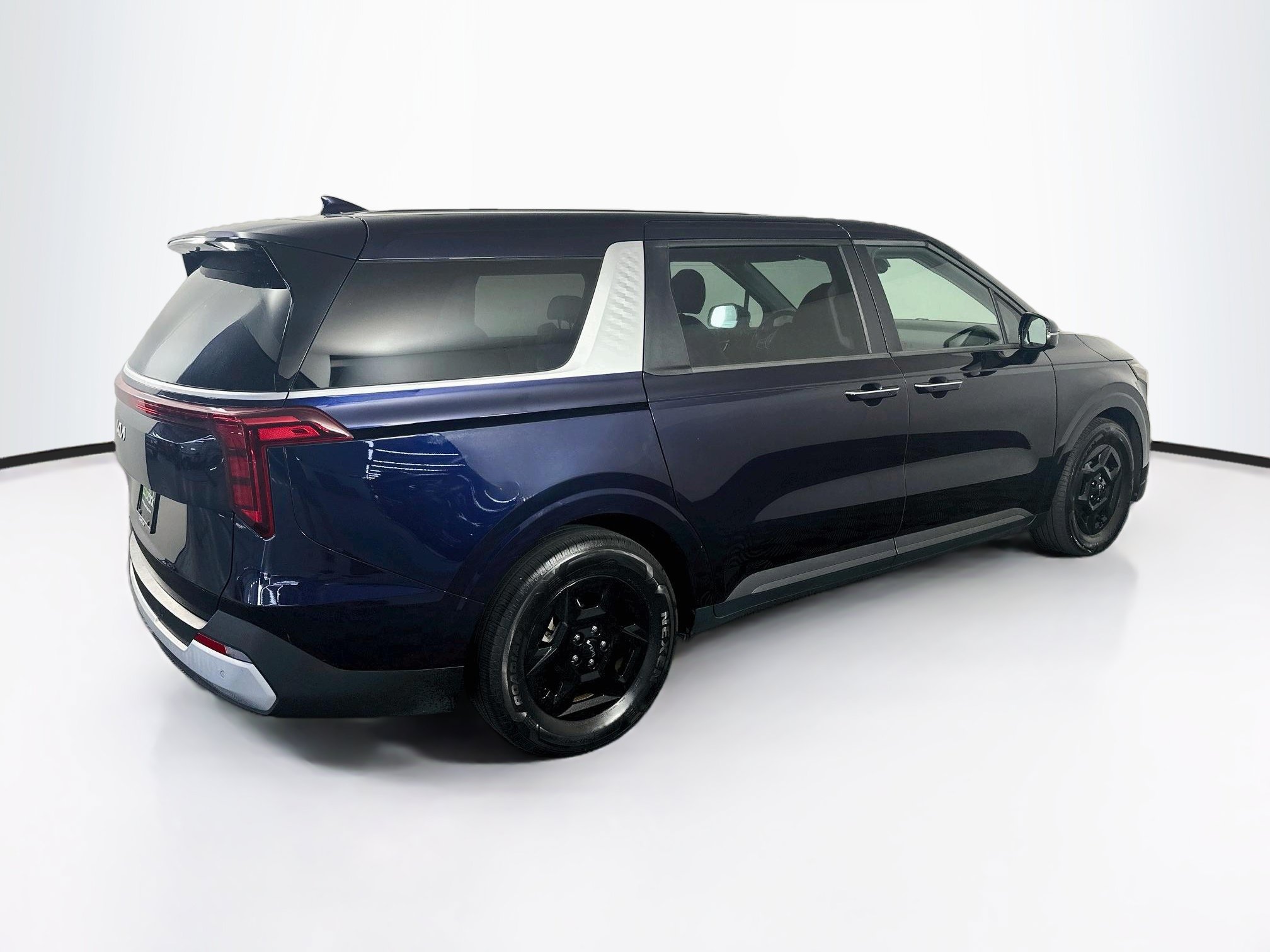 Used 2025 Kia Carnival FWD image 9