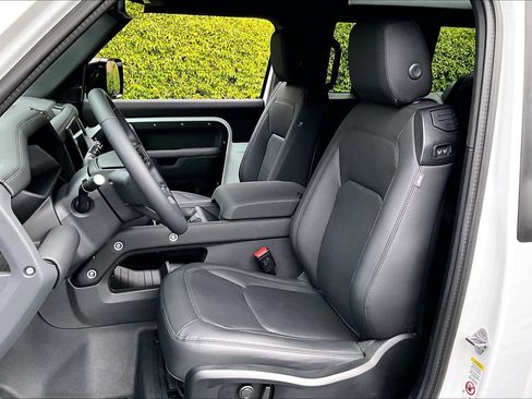 Used 2025 Land Rover Defender 90 X-Dynamic SE image 17