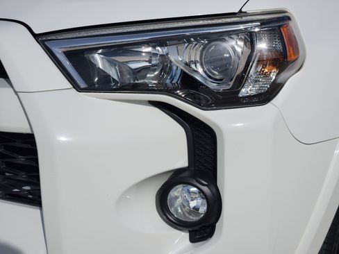Used 2015 Toyota 4Runner SR5 image 9