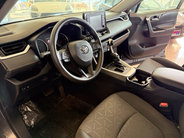Used 2020 Toyota RAV4 XLE w/ Convenience Package FWD image 2