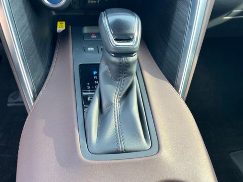 Used 2022 Toyota Venza XLE image 29