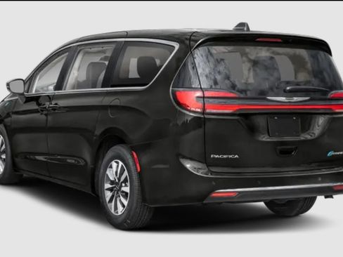 Used 2024 Chrysler Pacifica Limited FWD image 3