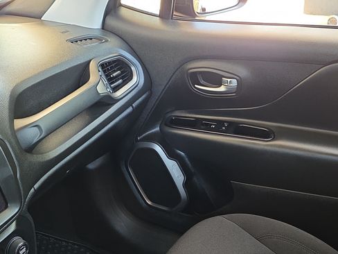 Used 2022 Jeep Renegade Latitude AWD/4WD image 25