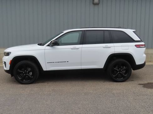 Used 2023 Jeep Grand Cherokee Altitude AWD/4WD image 8