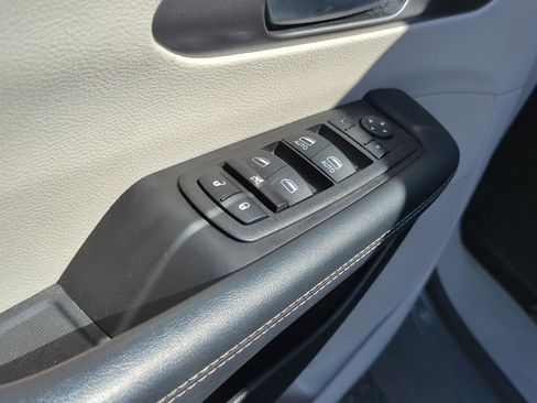 Used 2023 Chrysler Pacifica Touring-L FWD image 13