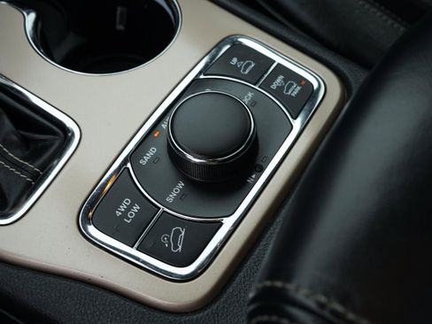 Used 2017 Jeep Grand Cherokee Overland AWD/4WD image 22