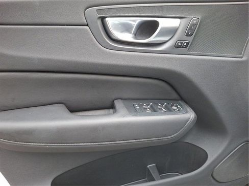 Certified 2025 Volvo XC60 B5 Plus image 9