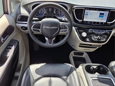 Used 2023 Chrysler Pacifica Touring-L FWD image 12