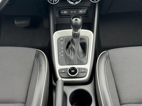 Used 2022 Hyundai Venue Limited FWD image 13