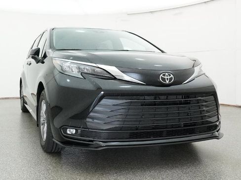 New 2026 Toyota Sienna XLE FWD image 10