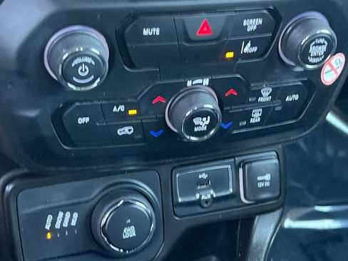 Used 2023 Jeep Renegade Latitude AWD/4WD image 21