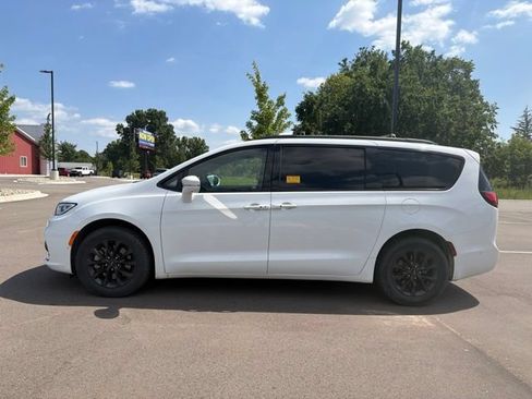 Used 2022 Chrysler Pacifica Touring-L w/ Uconnect Theater Family Group AWD/4WD image 2