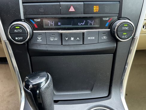 Used 2017 Toyota Camry XLE image 24