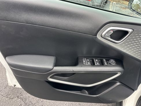 Used 2022 Kia Soul LX image 19