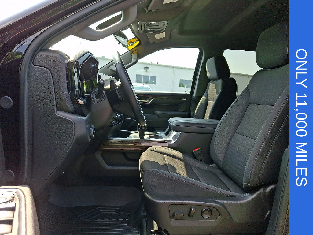 Used 2025 Chevrolet Silverado 1500 LT Trail Boss w/ LPO, Dark Essentials Package AWD/4WD image 13