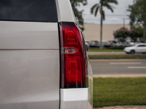 Used 2019 Chevrolet Suburban LT RWD image 12