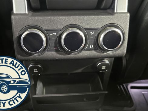 Used 2019 Land Rover Discovery HSE image 31