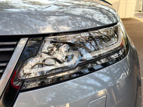 Used 2022 Land Rover Range Rover Velar R-Dynamic S image 9