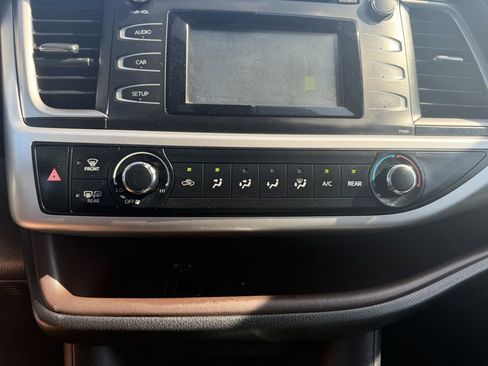 Used 2019 Toyota Highlander LE FWD image 22