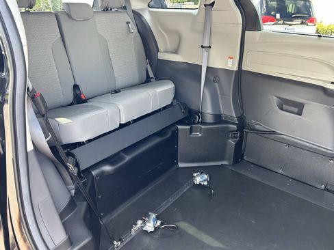 Used 2024 Toyota Sienna LE FWD image 7