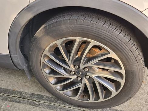 Used 2019 Lincoln Nautilus Reserve FWD image 11