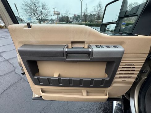 Used 2013 Ford F450 Lariat w/ Lariat Interior Pkg image 16