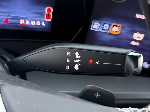 Used 2025 Chevrolet Traverse LT image 28