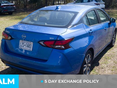 Used 2023 Nissan Versa SV image 3