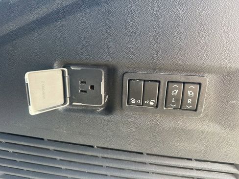 Used 2022 GMC Yukon XL Denali image 42