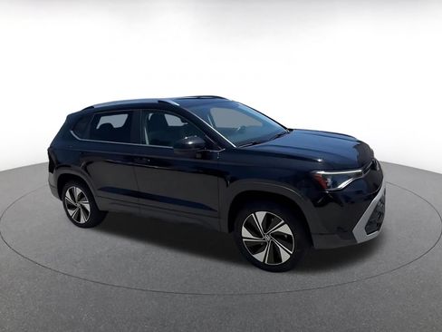 Used 2025 Volkswagen Taos SE AWD/4WD image 2