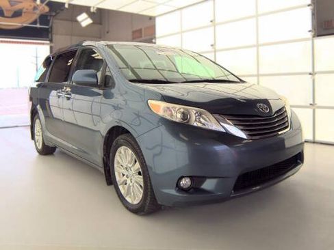 Used 2015 Toyota Sienna XLE Premium AWD/4WD image 2
