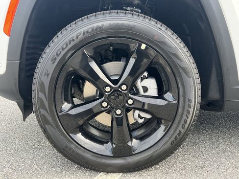 New 2025 Jeep Grand Cherokee Limited w/ Luxury Tech Group II image 32