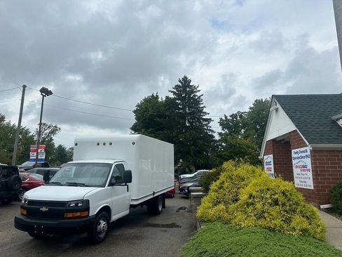 Used 2018 Chevrolet Express 3500 w/ Driver Convenience Package image 1