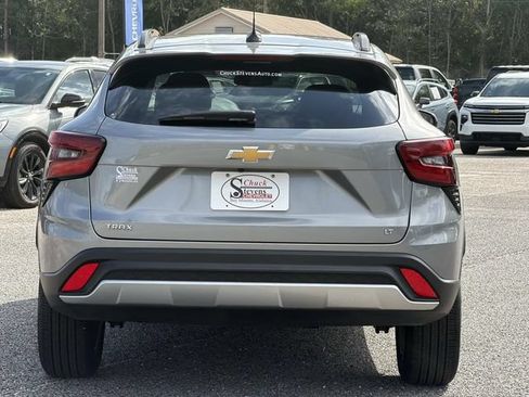Used 2025 Chevrolet Trax LT w/ LT Convenience Package FWD image 9