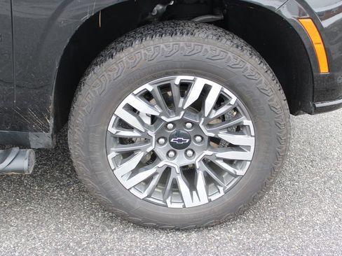 Used 2025 Chevrolet Suburban Z71 image 35