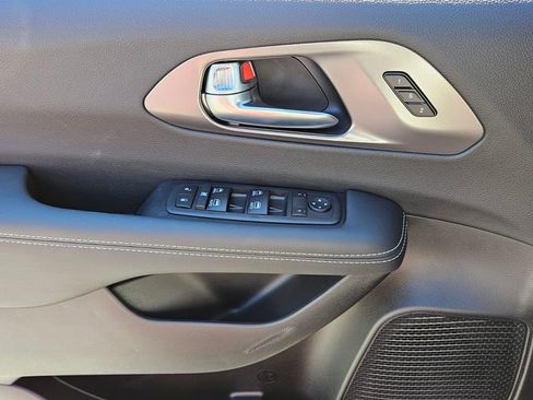 New 2026 Chrysler Pacifica Select image 30