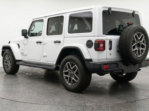 Used 2025 Jeep Wrangler Sahara image 5